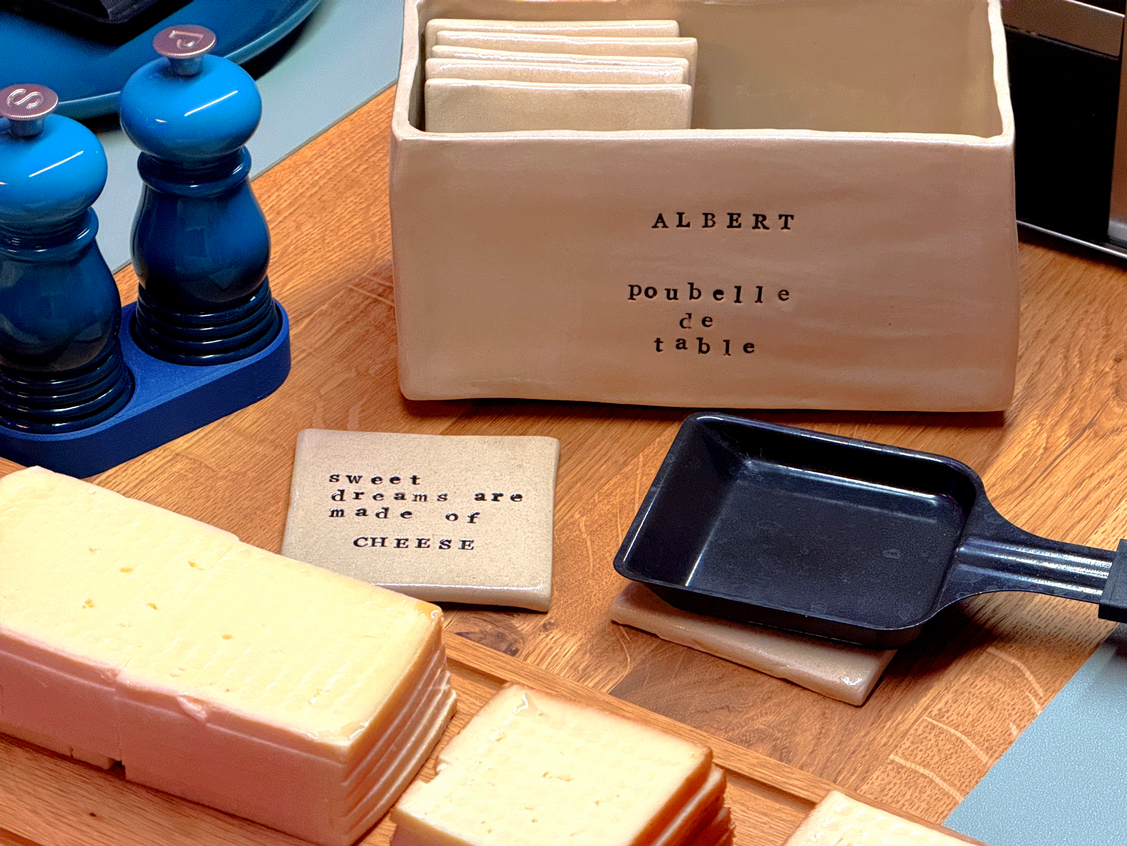 Albert, "poubelle de table" and his 16 companions